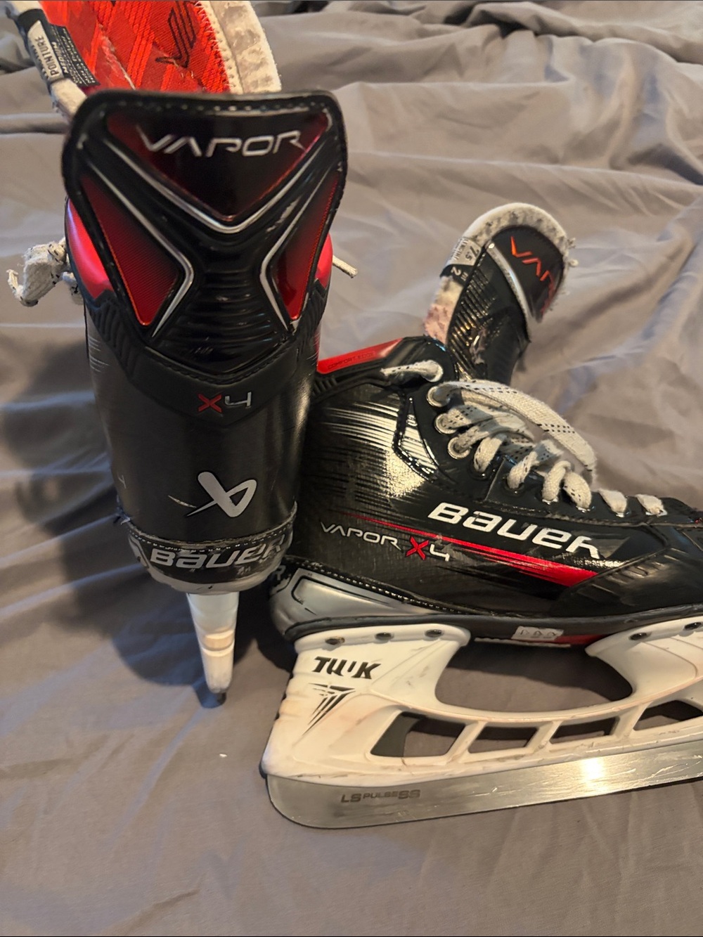 Bauer Vapor X4 Black and Red Hockey Skates Size 7.5 Like New - Great Skates